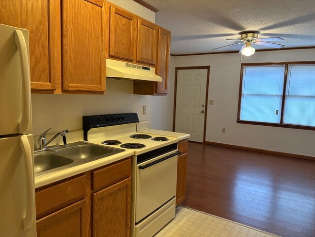 Building Photo - 812 E Maple St