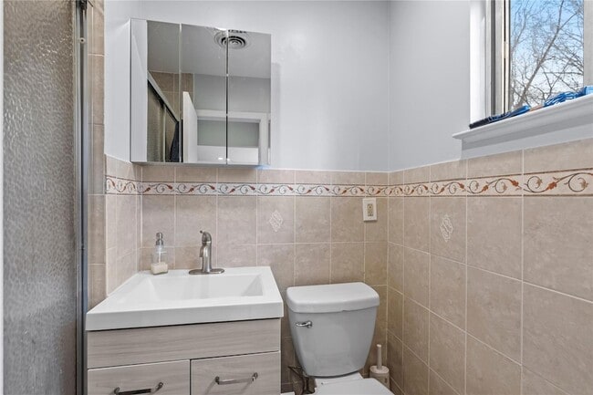 Building Photo - 22 Balmoral Cres
