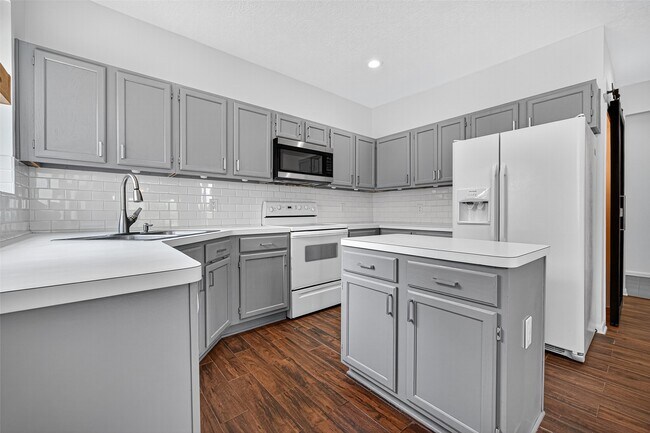 Building Photo - 319 Fantasy Ln