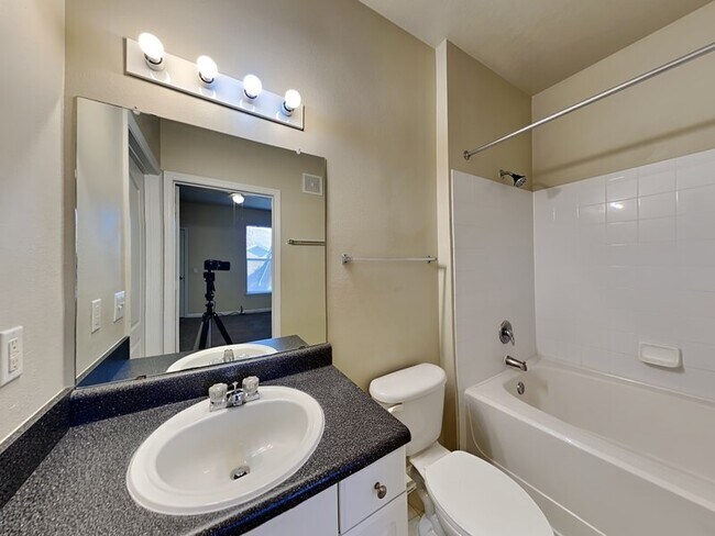 Building Photo - 8848 Villa View Cir