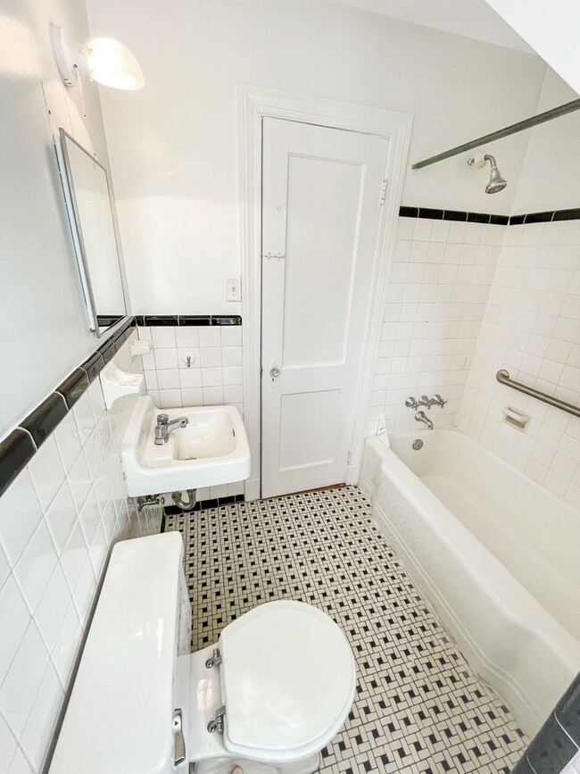 Building Photo - LOCATION LOCATION LOCATION!!! 3 Bedroom/ 2...