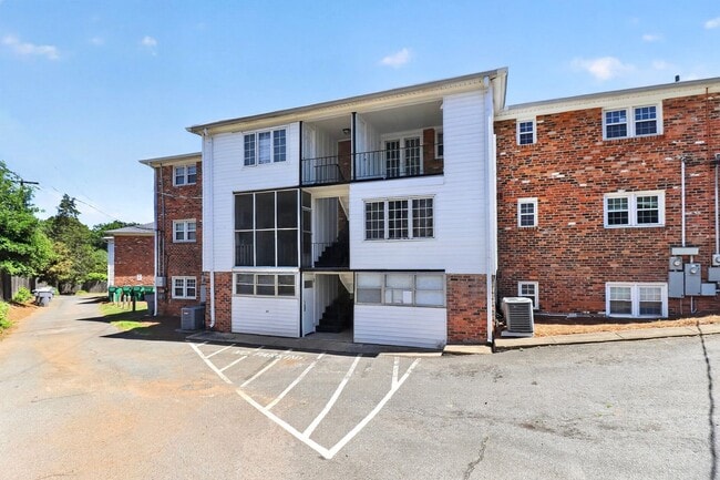 Building Photo - Lovely Two Bedroom Condo in Cotswold!
