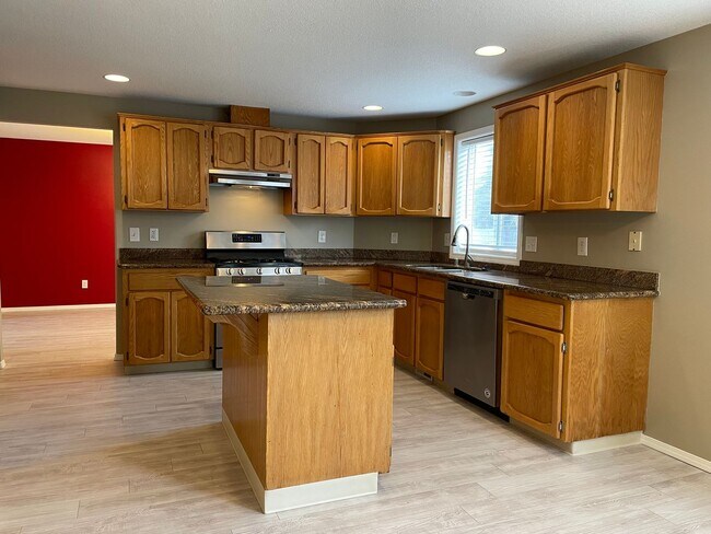 Building Photo - HALF MONTH FREE OF RENT Spacious 5 Bedroom Home! Granite Counters! Pet friendly! Tons of Room for...