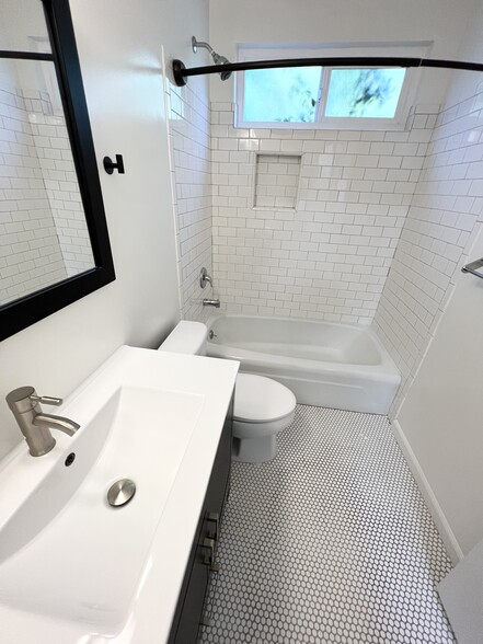Stunning Renovated Bathrooms - 1437 Franklin St