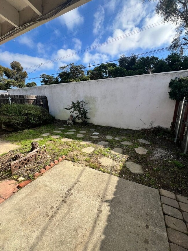 Building Photo - Midtown Ventura - Spacious one bedroom, one bath single level apartment