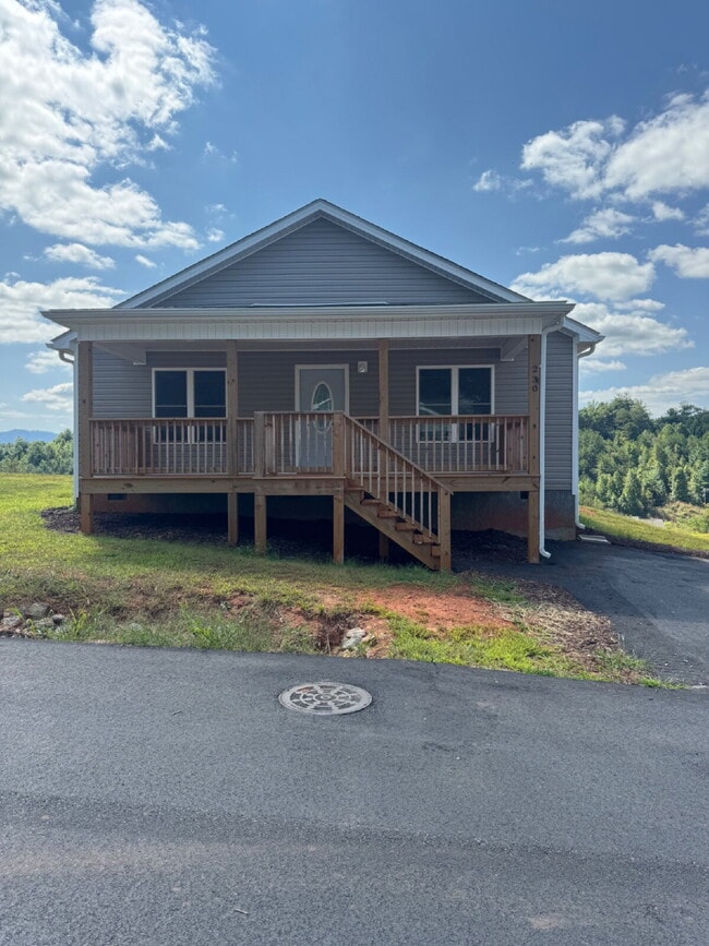 Building Photo - "Charming 3-Bed Retreat with Granite Touch...