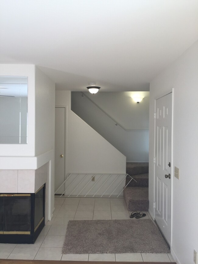 Building Photo - Cute & Private End Unit 3+2.5 Light & Brig...