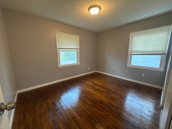 Building Photo - 3 bedroom 1 bathroom single-family