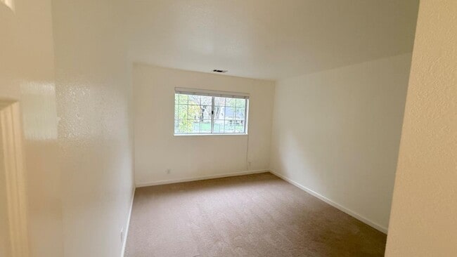 Building Photo - 1013 Woodside Rd