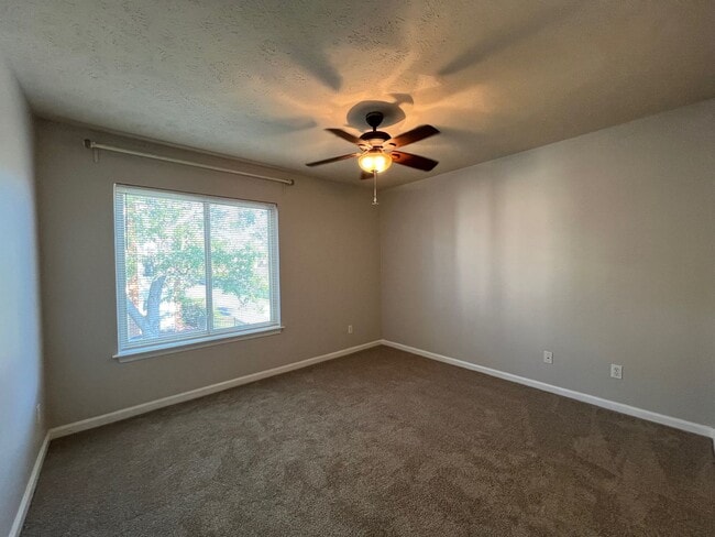 Building Photo - 1 Bedroom Apartment in Hampton Club – Move...