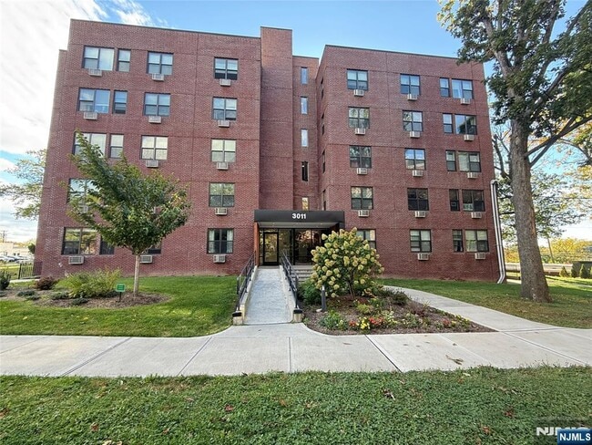 Building Photo - 3011 Edwin Ave