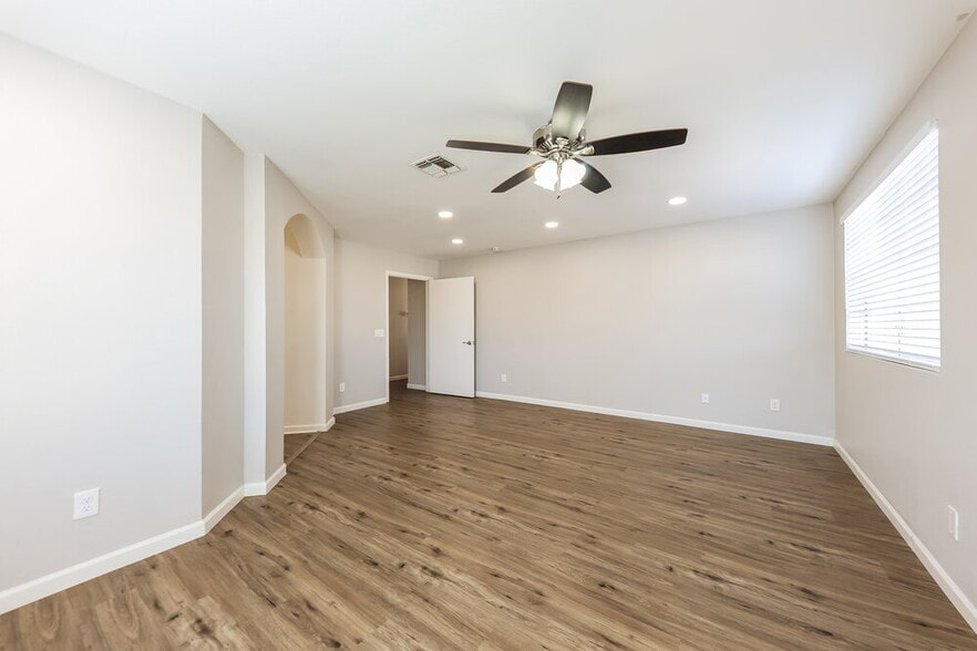 Building Photo - 7631 W Cinnabar Ave