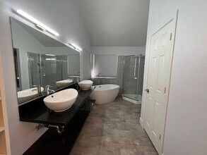 Building Photo - Custom 3 bedroom home with master bedroom ...
