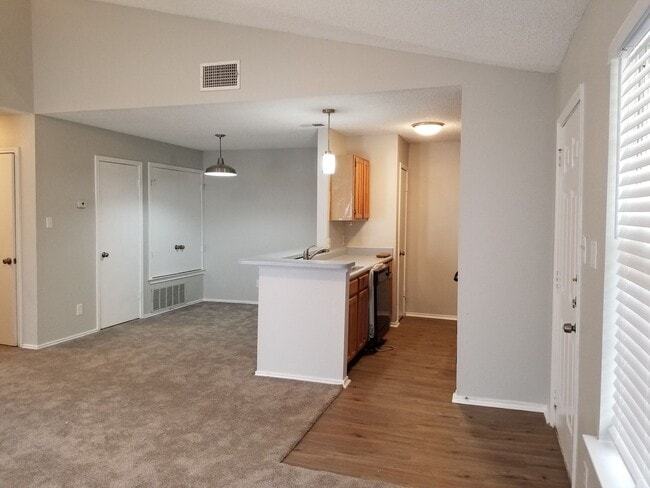 Building Photo - 9209-9209 Shadow Crest Dr