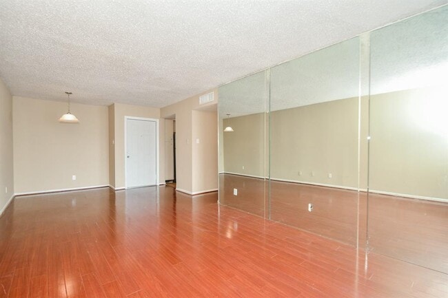 Building Photo - 2832 S Bartell Dr