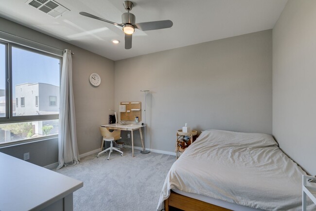 Building Photo - Luxury Rental with Mountain Views in Gated...