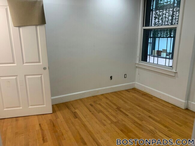 Building Photo - 140 Boylston St