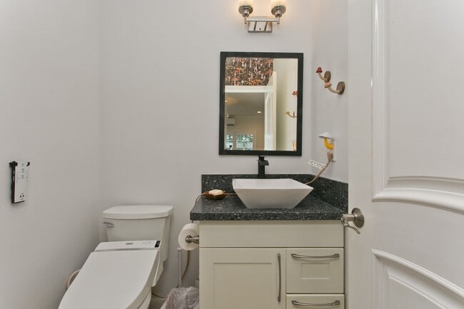 Building Photo - Diamond Head - Pet friendly - furnished 3 bedroom home with garage! Available now!