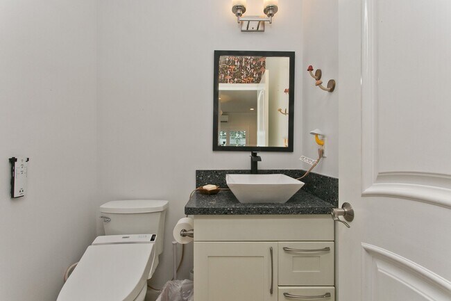 Building Photo - Wonderfully furnished rental - available now!