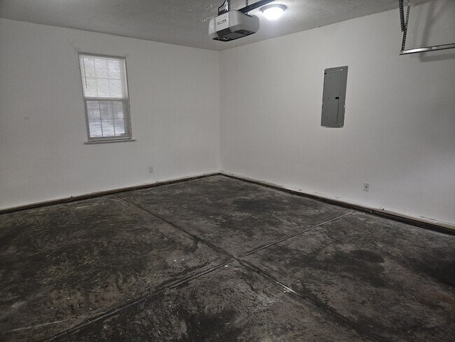 Building Photo - 1911 Pecan Ridge Dr
