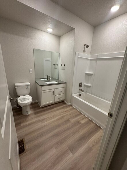 Guest bath - 1811 Bounty Dr