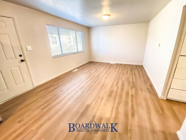 Building Photo - 253 E Crestone Ave