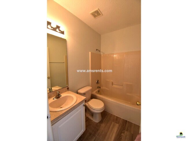 Building Photo - 553 Hummingbird Ct