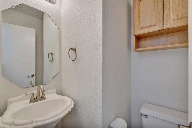 Building Photo - 1609 Lantern Light Dr