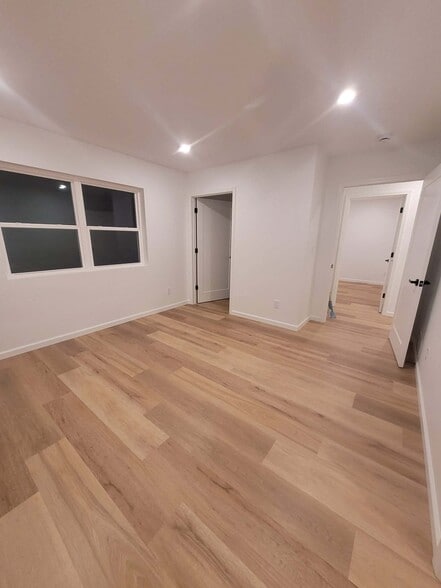 Master bed with walk in closet - 318 Mill St