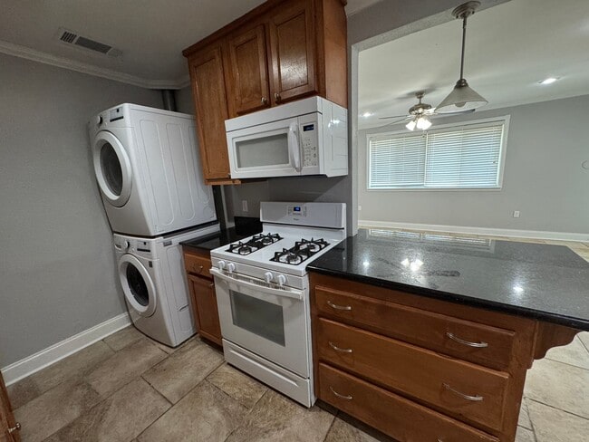 Building Photo - Great 2 Bedroom Lease near LSU