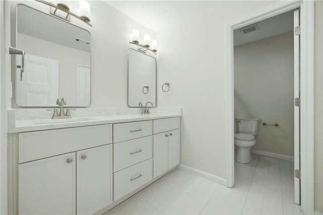 Building Photo - 1390 Tennis Ct Pl