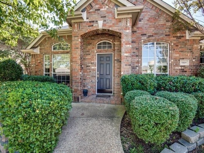 Building Photo - Gorgeous 1.5 story home with media equipment