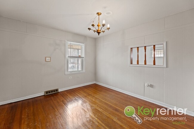 Building Photo - Clean and cute 3 bedroom house near shopping, restaurants, and easy highway access!