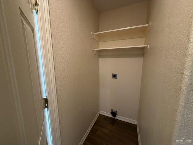 Building Photo - 2037 W Diaz Ave