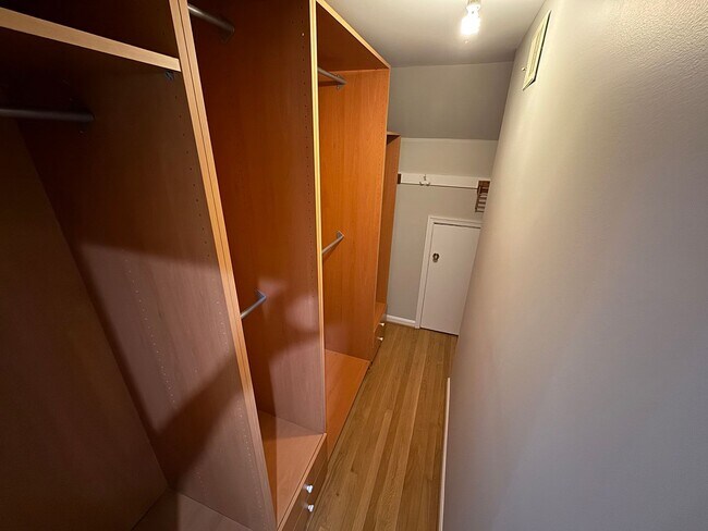 Building Photo - Spacious And Elegant 4 Bed 3 Bath Home Wit...
