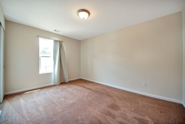 Building Photo - Spence Creek Rental!