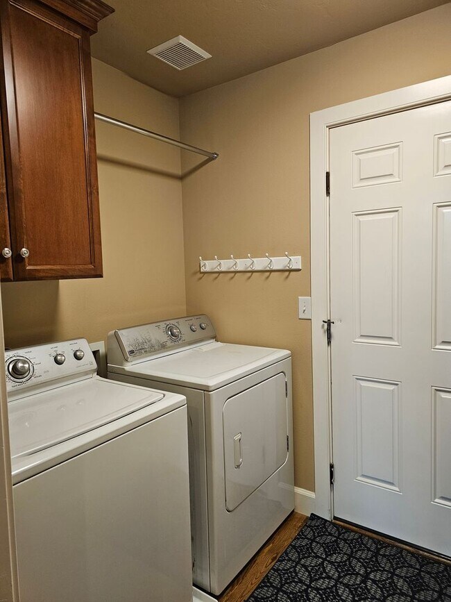 Building Photo - Townhouse located near Canyon Rim Parkway ...