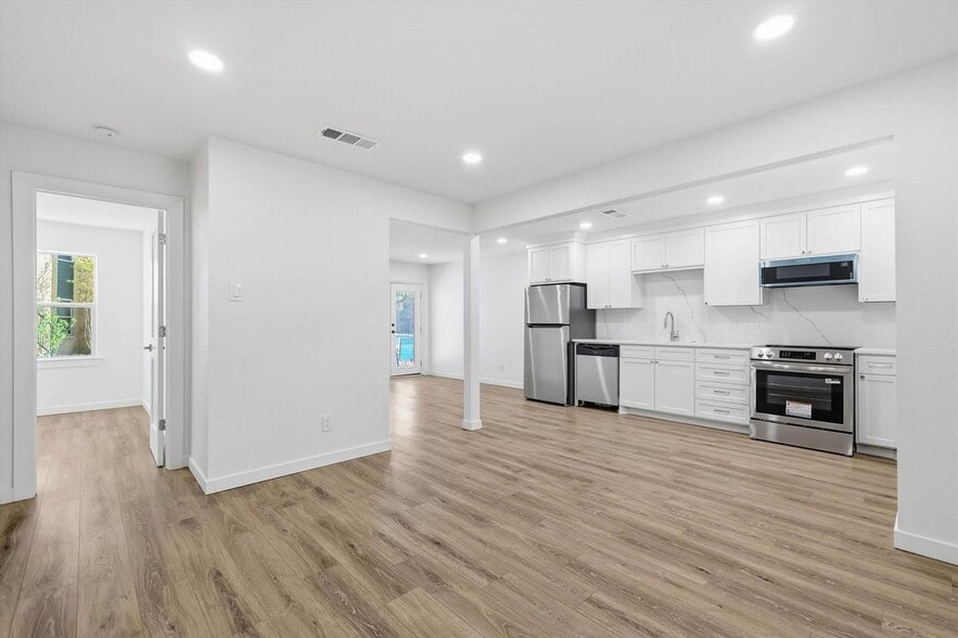 Building Photo - 4816 Amesbury Dr