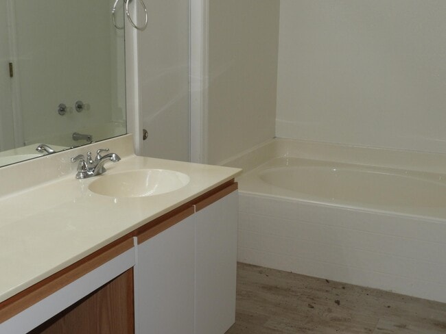 Building Photo - 1520 Vista Lake Cir