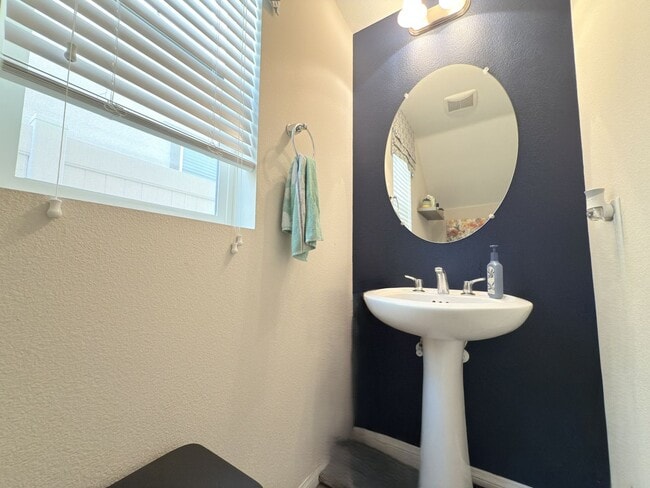 Building Photo - Beautiful 3 Bedroom in Private Community
