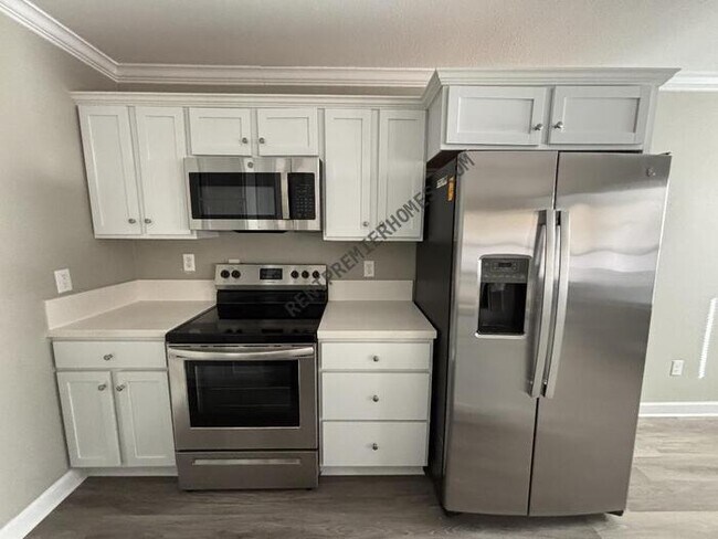 Building Photo - 10 Jennifer Cove