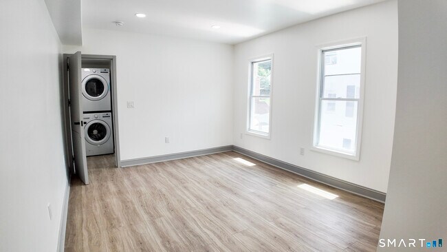 Building Photo - 128 Jewett St