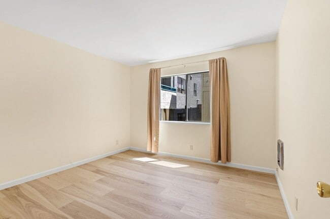 Building Photo - Modern Oakland Living: New Floors, Private Balcony, and Parking