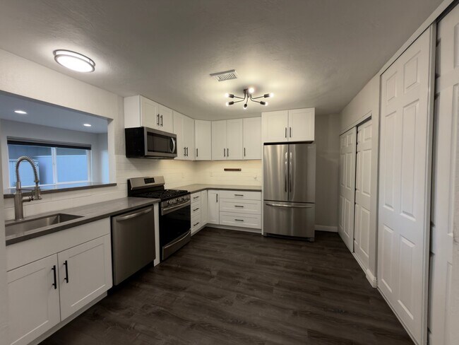 Building Photo - 1430 Newhall Pkwy