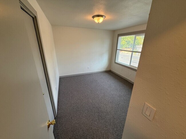 Building Photo - 3 bed/1.5 bath, AC, Washer/Dryer, Garage