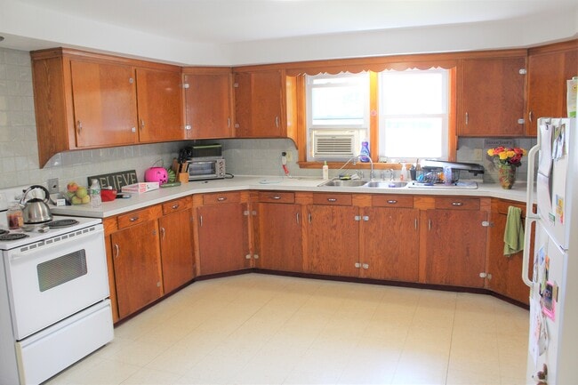Building Photo - 261 Candia Rd