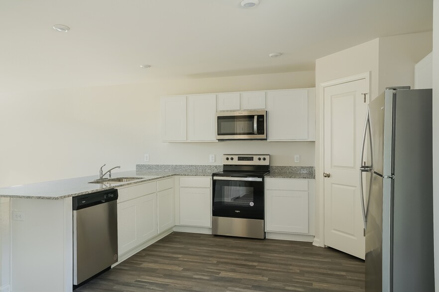 Building Photo - 2188 Bayview Dr SW