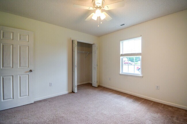 Building Photo - 3 Bedrooms and LARGE Backyard