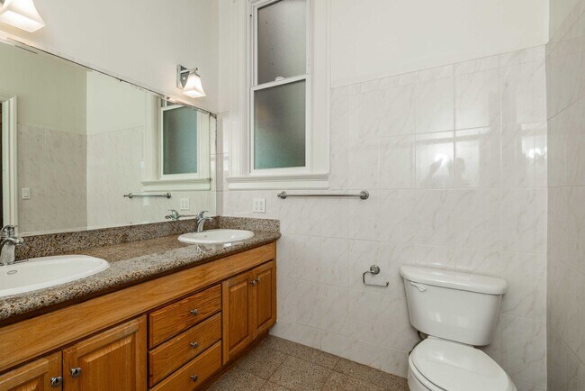 Building Photo - LARGE Full Floor 4BR/2BA. In-Unit Laundry, New Stainless Appliances!