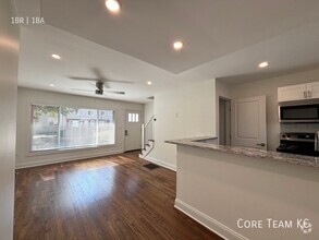 Building Photo - Renovated 1 Bed + Den Townhome in South Plaza